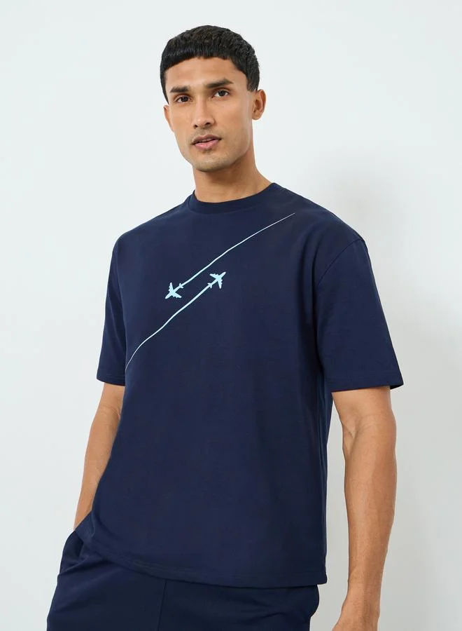 ستايلي طقم من تيشيرت وشورت بطبعة بسيطة وقَصَّة واسعة